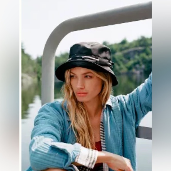 Accessories - NWT OS ANTHRO nylon bucket hat in black and white